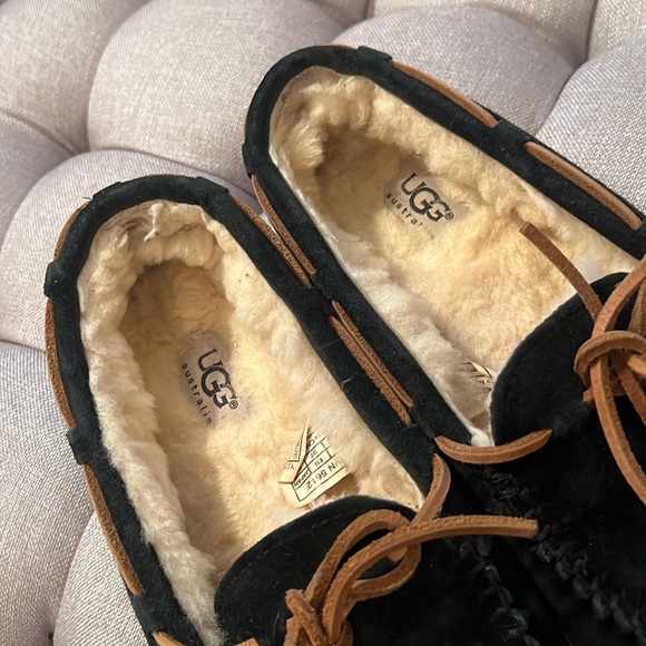 UGG Size 6 Dakota Slipper in Black - Picture 8 of 12